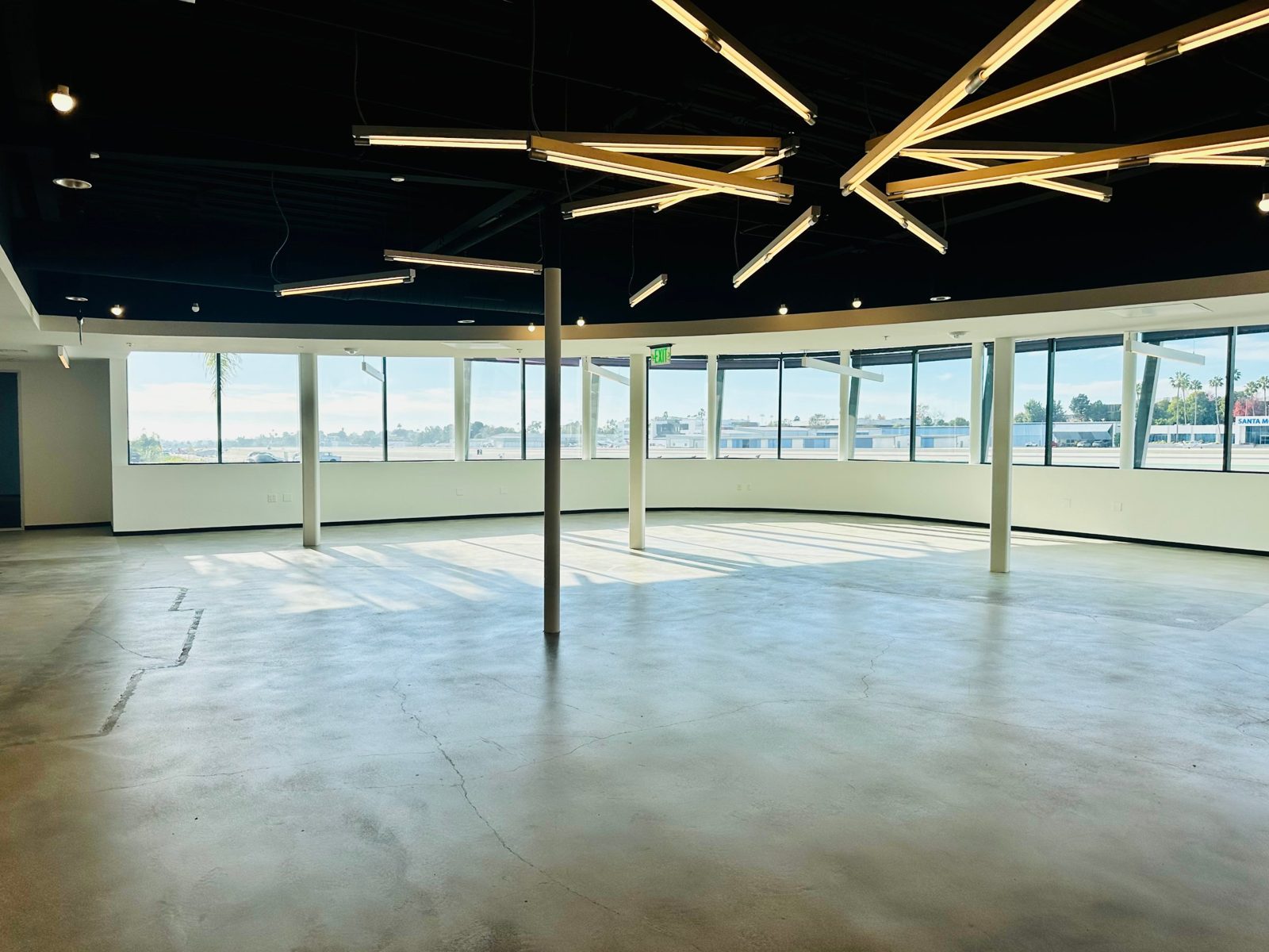 Wide-open floor plate with feature lighting